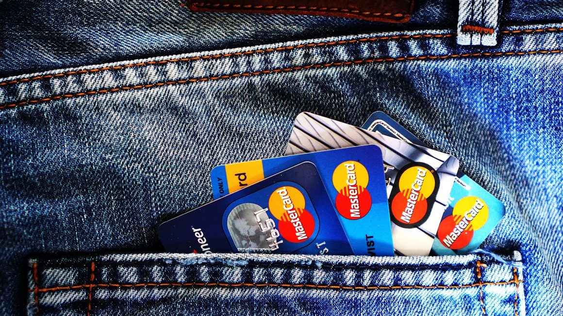 4 Factors to Consider While Comparing Credit Cards
